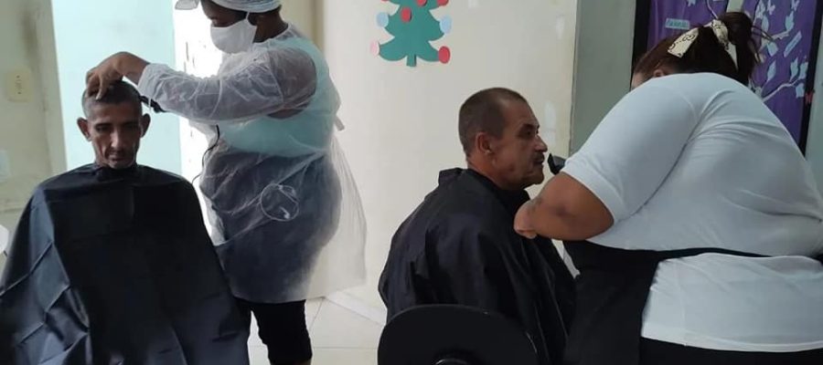 Alunas do Projeto Social Salão de Beleza realizaram atendimentos no Centro Pop